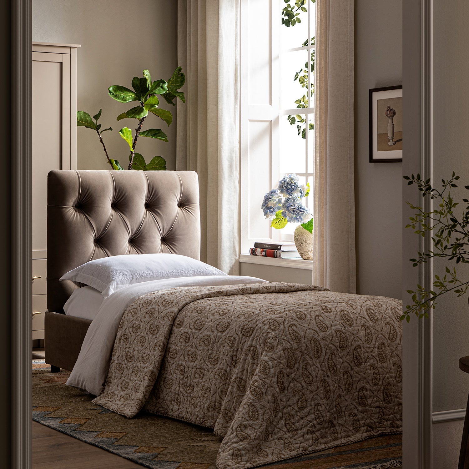 Portland Single Buttoned Fold-Out Bed in Ottoman, Mink Velvet